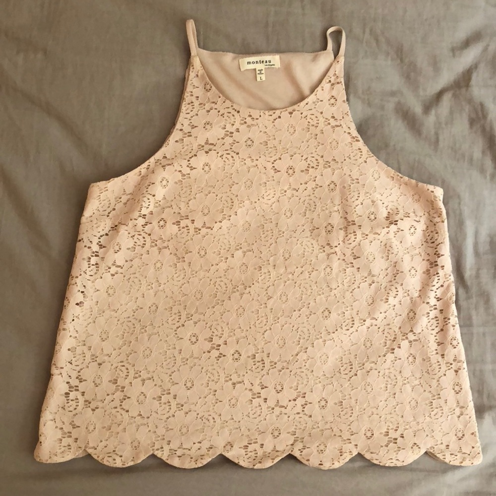 Size L scalloped lace overlay shirt